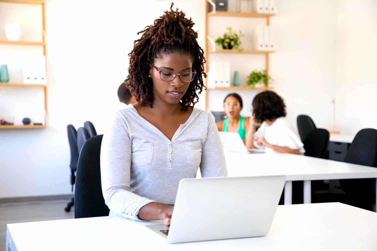 3D Level Design Arbeitsplatz mit mehreren Monitoren und Entwicklungstools